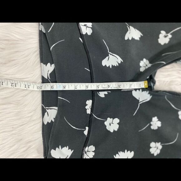 Fabletics Floral Capri Grey White Leggings XS - Picture 8 of 12